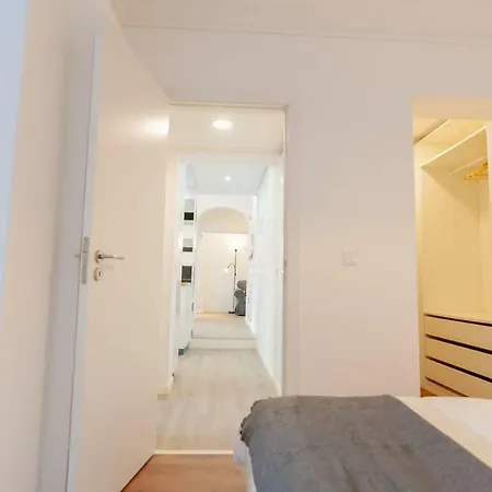 Spacious Basement In Alameda With Lovely Terrace! Лиссабон